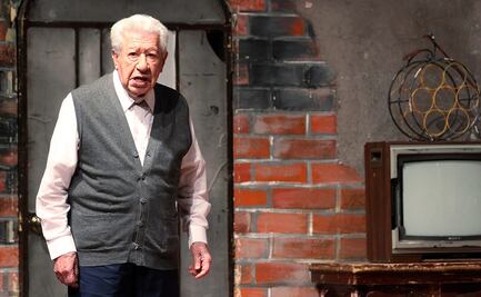 Ignacio López Tarso hace una pequeña pausa en la obra "Una vida en el teatro"