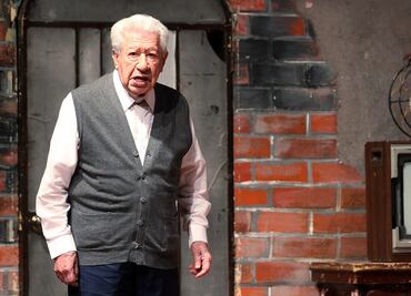 Ignacio López Tarso hace una pequeña pausa en la obra "Una vida en el teatro"