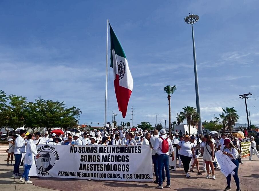 Más de 200 miembros del gremio médico, familiares y amigos de Gustavo Aguirre se manifestaron ayer en plaza Los Patios, en Cabo San Lucas, Baja California Sur. Foto: Especial