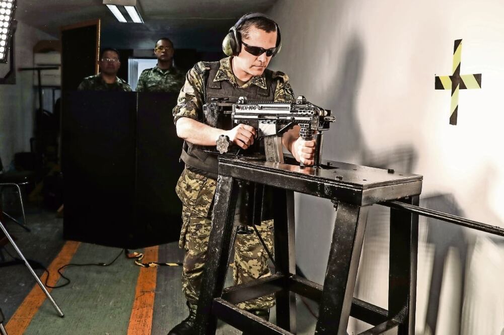 El capitán primero Guillermo Vasavilbazo, ingeniero industrial, realiza pruebas a la pistola ametralladora Xiuhcóatl 100 (PAX-100), desarrollada 100% en la Industria Militar por expertos de la Secretaría de la Defensa Nacional (GERMÁN ESPINOSA)