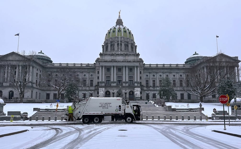 La nieve cubre las escaleras del Capitolio de Pensilvania en Harrisburg, Pensilvania, el martes 2 de diciembre de 2025. Foto: AP