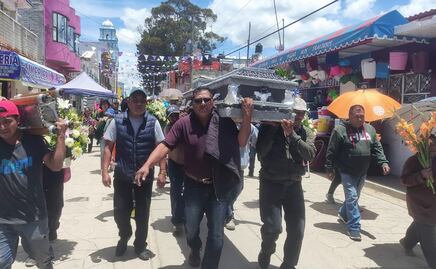 Con reclamos de justicia, despiden a 8 víctimas de volcadura de autobús en carretera de Oaxaca