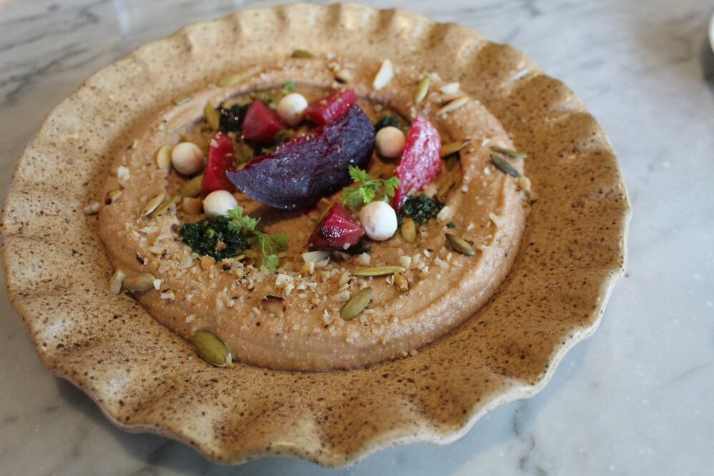 Hummus de calabaza, betabel horneado, queso de cabra, chimichurri, pepita y macadamia de Anónimo Restaurante. Foto: Sofía Danis/EL UNIVERSAL