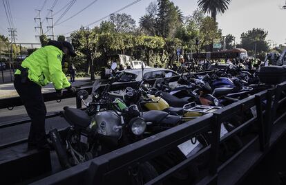 ¡Cuidado! Semovi alerta sobre permisos falsos para conducir motos sin placas 