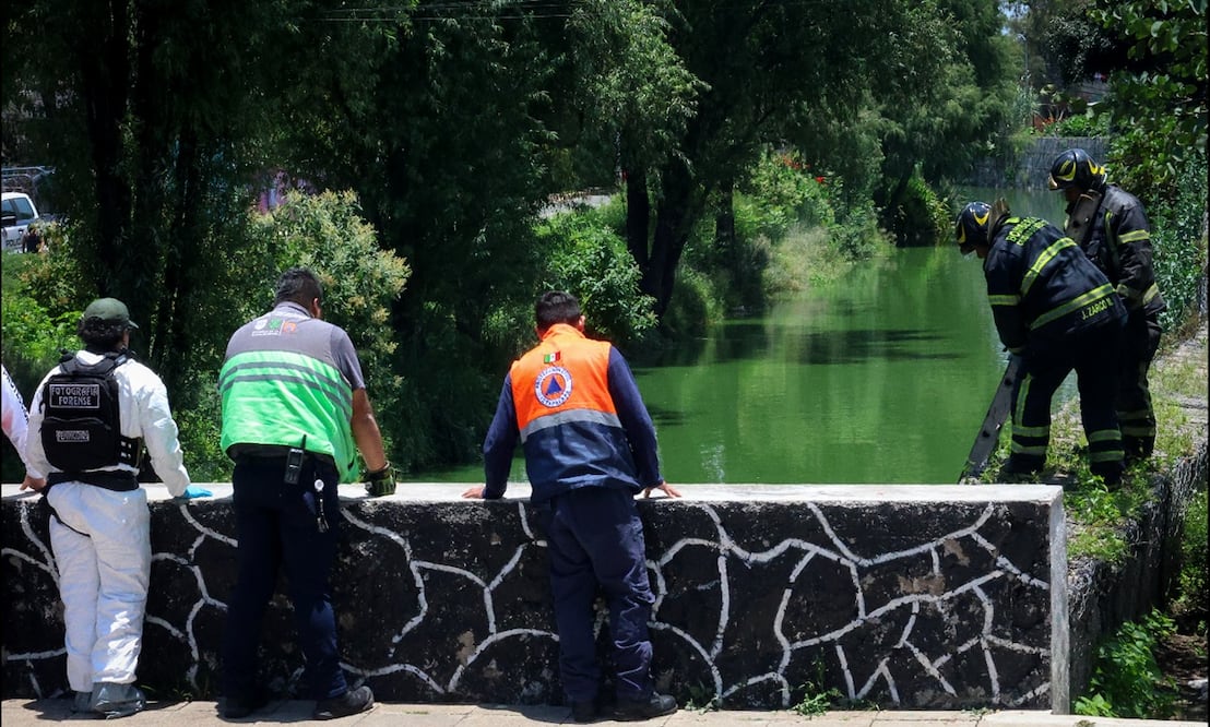 El cuerpo de una mujer fue encontrado flotando en el Canal Nacional en las inmediaciones del pueblo de Culhuacán, alcaldía de Coyoacán, el 5 de agosto de 2025. Foto: Luis Camacho/EL UNIVERSAL