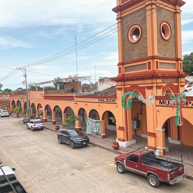 En Tepalcatepec, las calles lucían vacías el domingo 15 de septiembre. Las autoridades locales decidieron suspender la ceremonia del Grito de la Independencia, ante el temor de incursión de grupos armados. Foto/CHARBELL LUCIO. EL UNIVERSAL