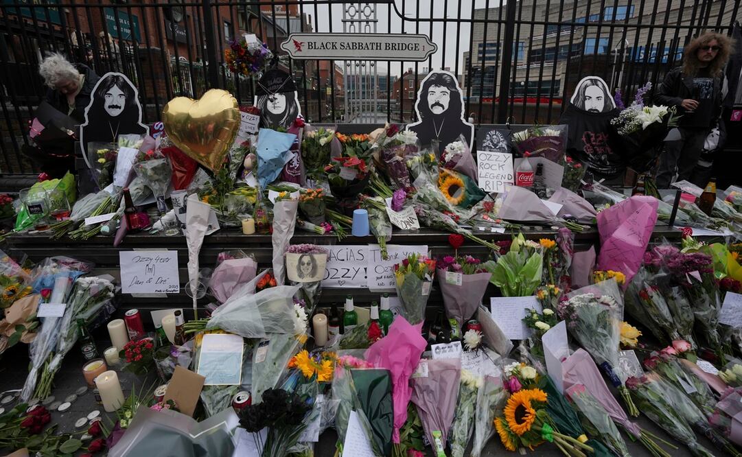 Fans dejan flores para conmemorar la muerte de Ozzy Osbourne en el puente Black Sabbath en Birmingham. Foto: AP.