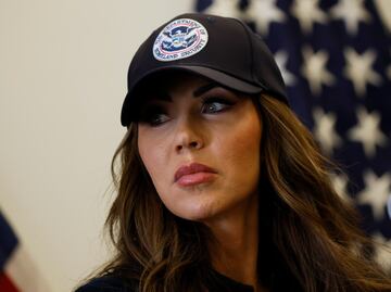 Sacan a la fuerza a senador demócrata Alex Padilla en rueda de prensa de Noem; "no solicitó reunión conmigo", dice secretaria de Seguridad