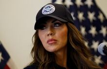 Kristi Noem afirma que cárteles ofrecen recompensa por agentes del ICE