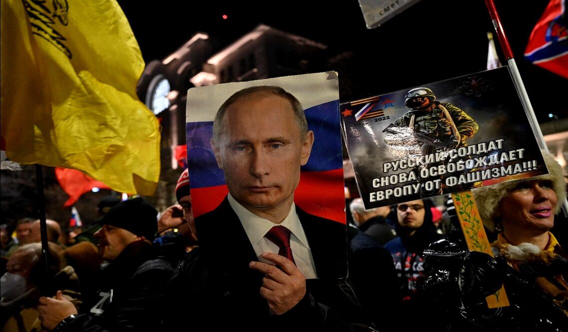 Un hombre sostiene un retrato del presidente ruso, Vladimir Putin, durante una manifestación en apoyo de la invasión rusa en Ucrania, en Belgrado. Foto: AFP