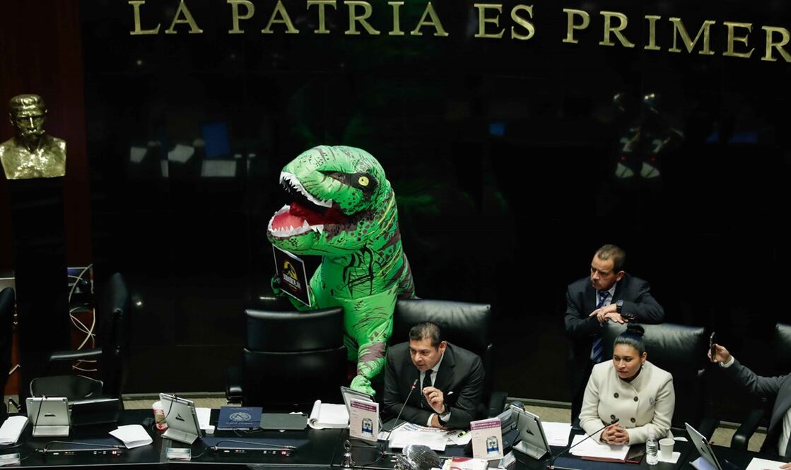 En el Senado, el oficialismo y la oposición cruzaron descalificaciones, exhibieron botargas de dinosaurios, para recordar el pasado de la caída del sistema de Manuel Bartlett y hasta el triunfo presidencial de Felipe Calderón. Foto: Diego Simón Sánchez