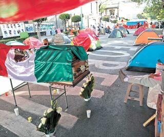 Víctimas protestan frente a Segob