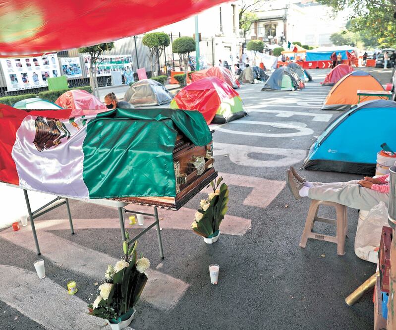 Familiares de desaparecidos se manifestaron ayer frente a la Secretaría de Gobernación y se unieron a las protestas de los padres de los niños que fallecieron en la Guardería ABC. SÁSHENKA GUTIÉRREZ. EFE