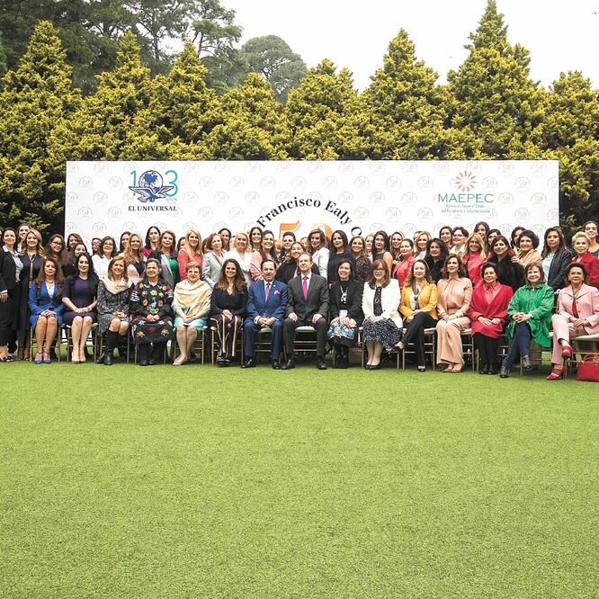 El Licenciado Juan Francisco Ealy Ortiz se reunió con más de 90 integrantes del grupo Mujeres en Apoyo al Estudio del Periodismo y la Comunicación (Maepec), al mando de su esposa, la señora Perla Díaz de Ealy.  FOTOS: GERMÁN ESPINOSA. EL UNIVERSAL