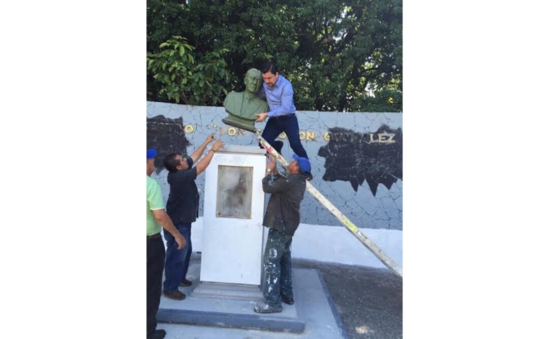Reprueban retiro de busto de exgobernador en Chiapas