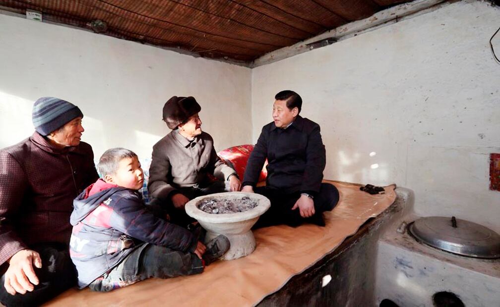 Xi Jinping visita a la familia de Tang Rongbin en la aldea Luotuowan del poblado de Longquanguan, en el distrito de Fuping, en la provincia septentrional china de Hebei, el 30 de diciembre de 2012. (Xinhua/Lan Hongguang)