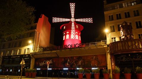 No necesitas más que un euro para dormir en Moulin Rouge, el famoso cabaret parisino