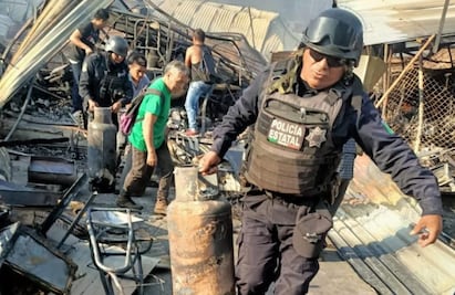 Incendio consume nave del mercado central de Acapulco