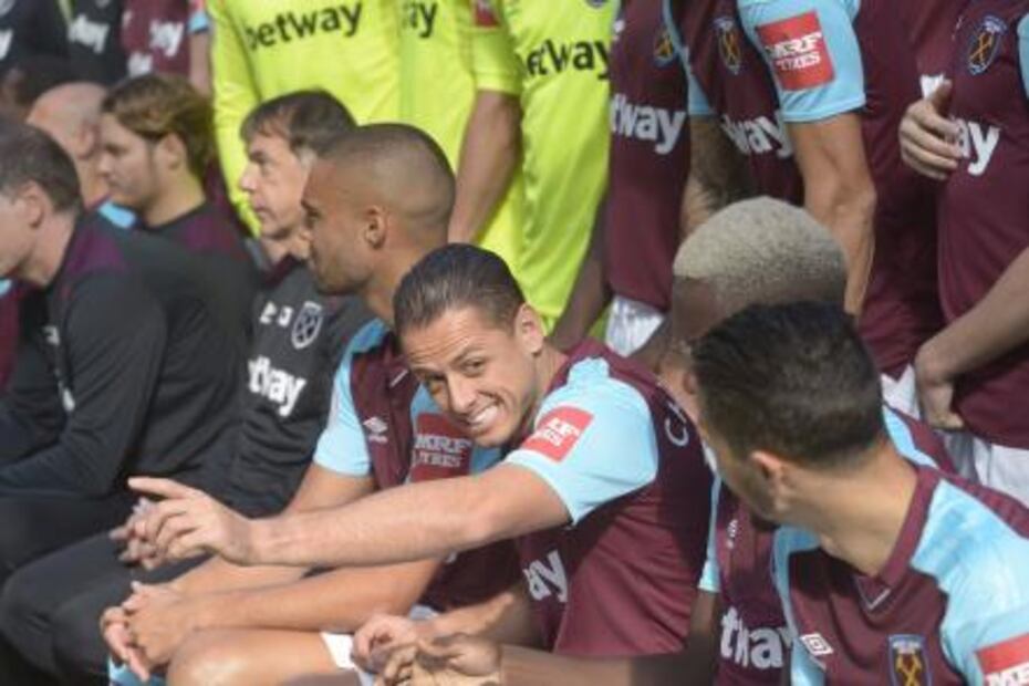 "Chicharito" y West Ham se toman la foto oficial 