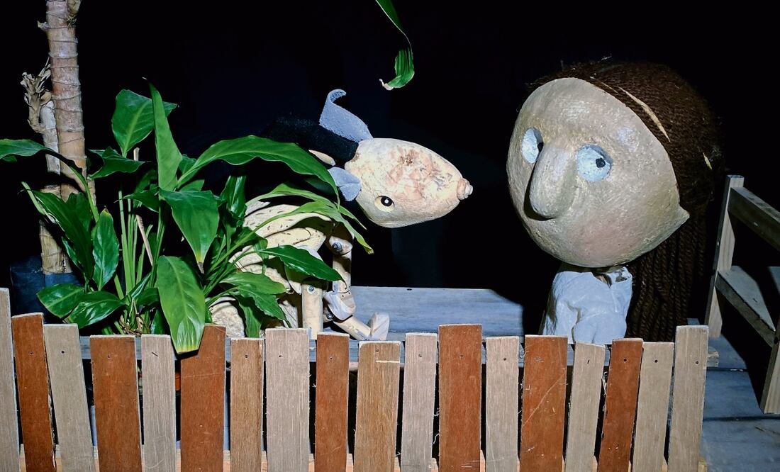 En la obra de títeres, Pili es una niña cuyo confidente y amigo es un pequeño armadillo. Foto: Astillero Teatro