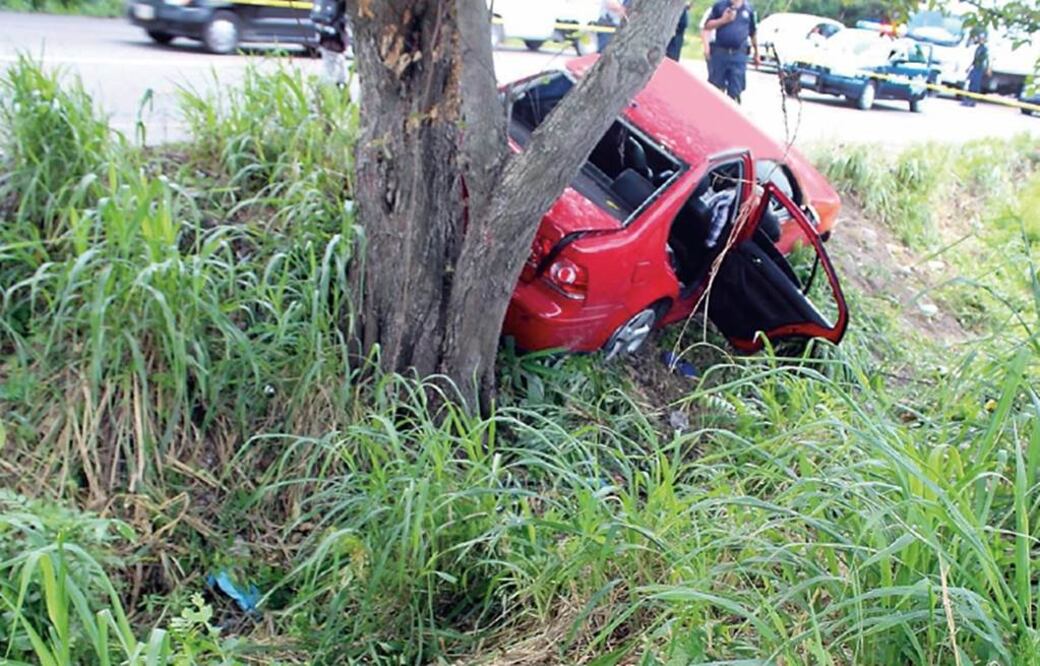 Cinco presuntos delincuentes pretendieron huir y chocaron su auto; dos de ellos al paracer fueron detenidos vivos y aparecieron muertos en un paraje (ARCHIVO EL UNIVERSAL)