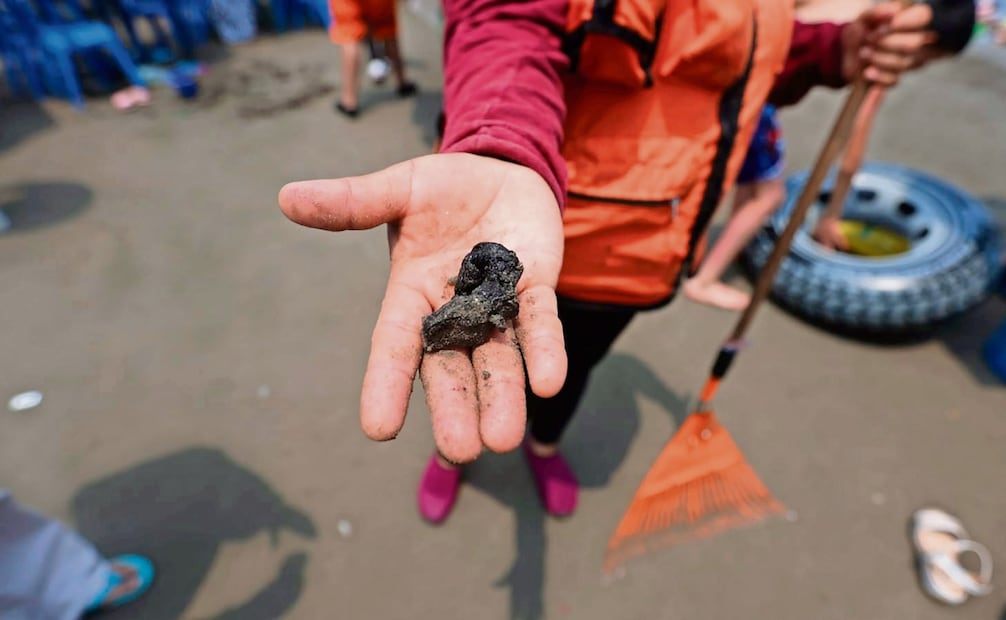 Los trabajadores de limpieza podrían presentar mayores problemas
respiratorios y cutáneos, según análisis del caso Deepwater Horizon. Foto: DIEGO PRADO. EL UNIVERSAL / ESPECIAL