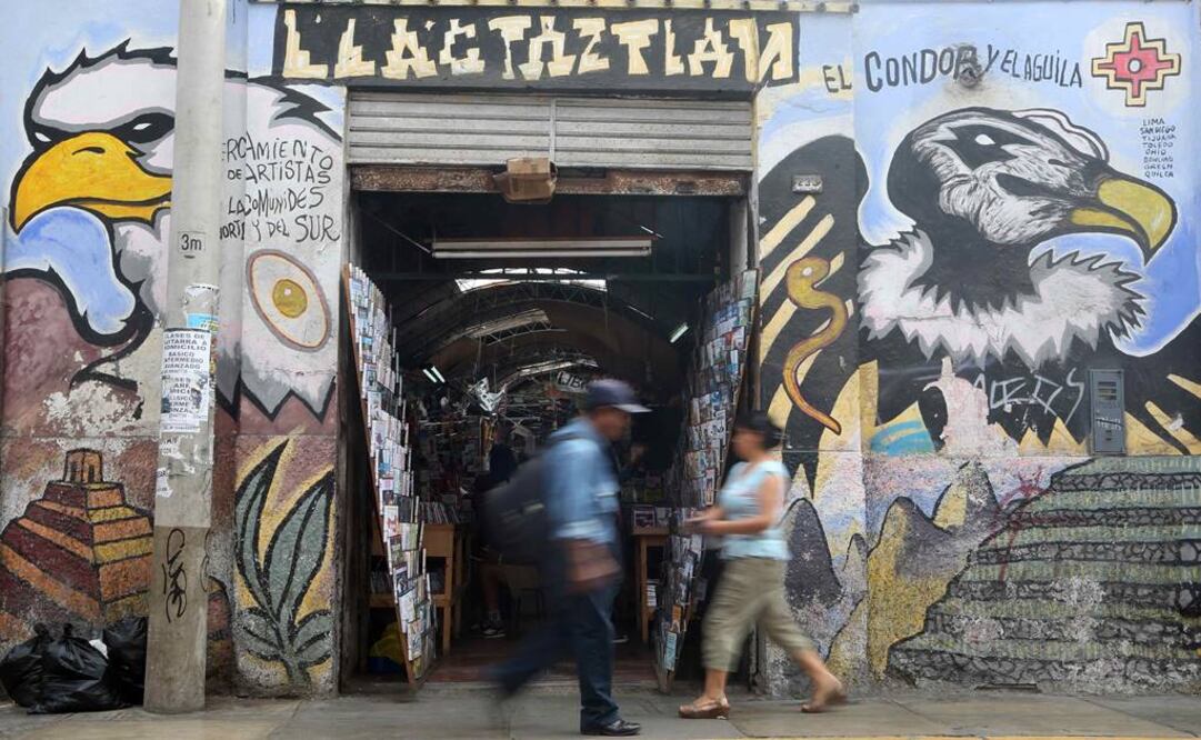 "El espacio que antes tenía el apoyo de la Iglesia y de la Municipalidad de Lima hoy cuenta con el rechazo de ambas instituciones ¿Quilca podrá sobrevivir? Cincuenta familias sin trabajo", escribió el autor. FOTO: Ernesto Arias/EFE.