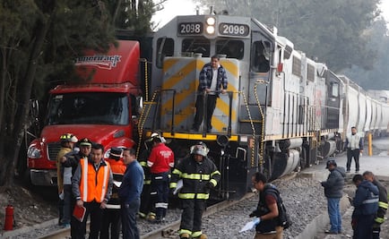 Tren impacta a traíler en Toluca; muere un hombre 