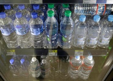Por compras de pánico, limitan ventas de agua embotellada en Monterrey