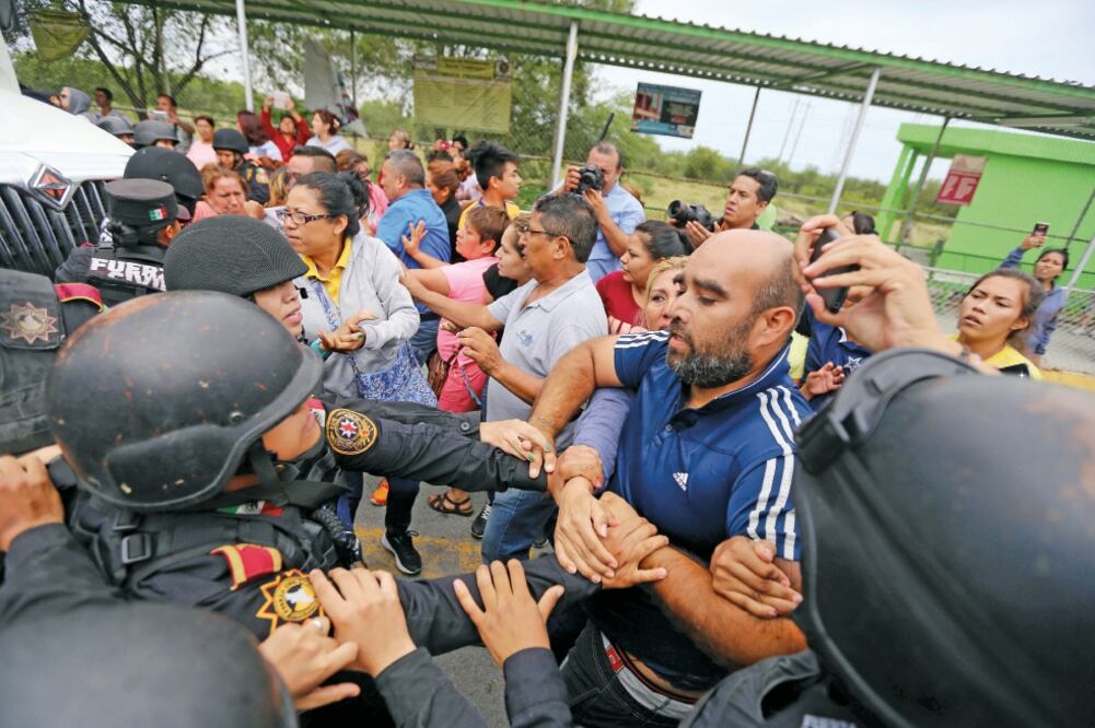 Familiares de los reos reaccionaron por la falta de información. Cuando llegó una camioneta con equipo policial ellos les arrebataron los artículos y los quemaron. (EMILIO VÁSQUEZ. EL UNIVERSAL)