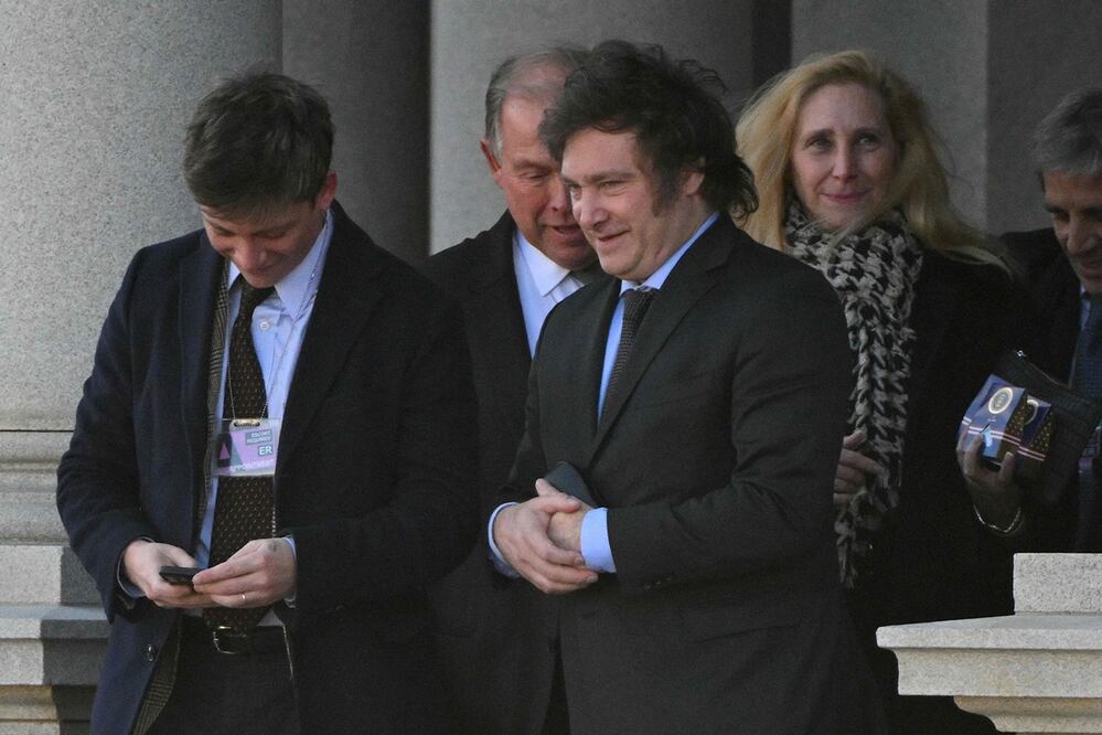El presidente electo de Argentina, Javier Milei (centro), al salir del edificio de oficinas ejecutivas de Eisenhower, junto a la Casa Blanca, en Washington. Foto: AFP