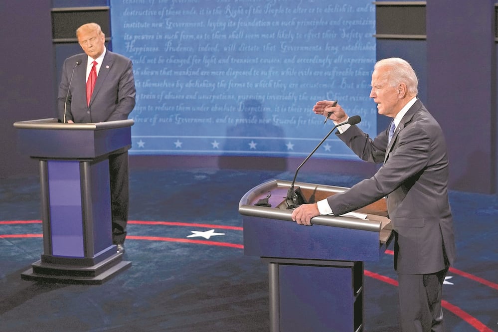 Sin plexiglás, pero separados. Así transcurrió anoche el último debate entre el presidente estadounidense, Donald Trump, y el candidato demócrata a la Casa Blanca, Joe Biden, en la Universidad Belmont, en Nashville, Tennessee. Foto: Morry Gash. AP
