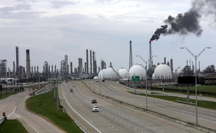 Tras compra de Pemex, Moody's baja calificación a refinería Deer Park; la deja en revisión para rebajarla