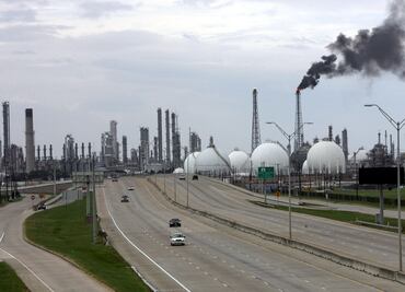 Tras compra de Pemex, Moody's baja calificación a refinería Deer Park; la deja en revisión para rebajarla