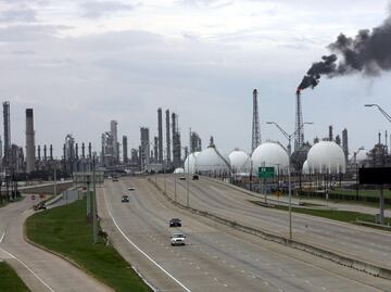 Tras compra de Pemex, Moody's baja calificación a refinería Deer Park; la deja en revisión para rebajarla