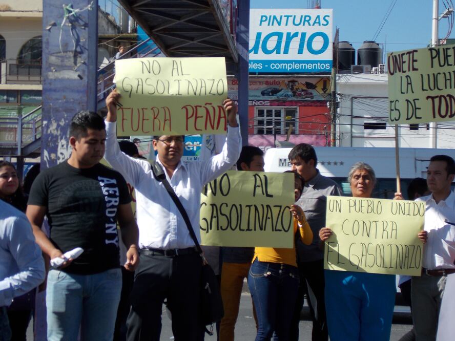 Integrantes de diversas organizaciones sociales y campesinas protestaron sobre la avenida Insurgentes, en Chilpancingo, Guerrero, por el alza a los precios de los combustibles. (JOSÉ HERNÁNDEZ. EL UNIVERSAL)