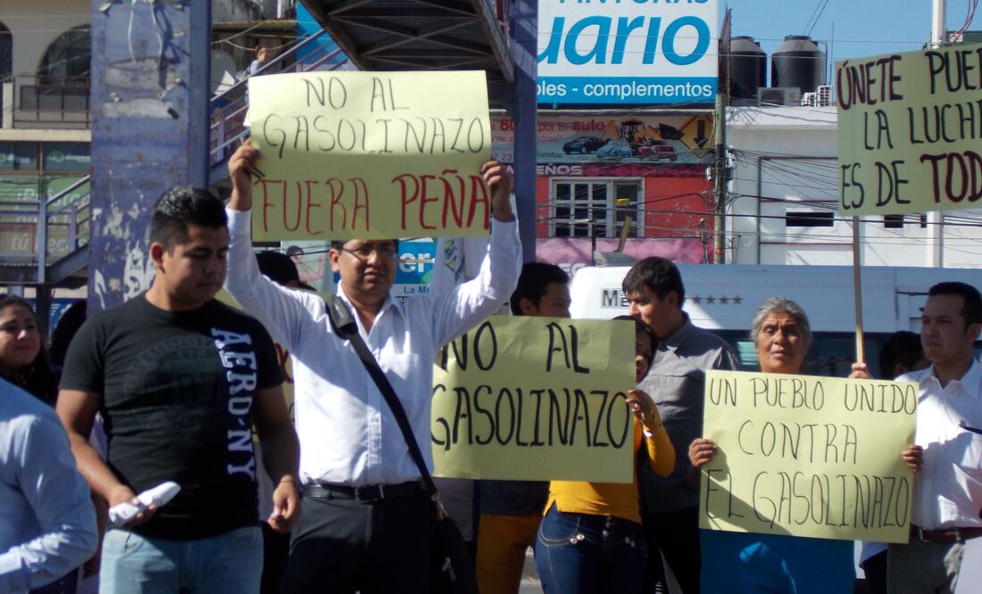 Integrantes de diversas organizaciones sociales y campesinas protestaron sobre la avenida Insurgentes, en Chilpancingo, Guerrero, por el alza a los precios de los combustibles. (JOSÉ HERNÁNDEZ. EL UNIVERSAL)
