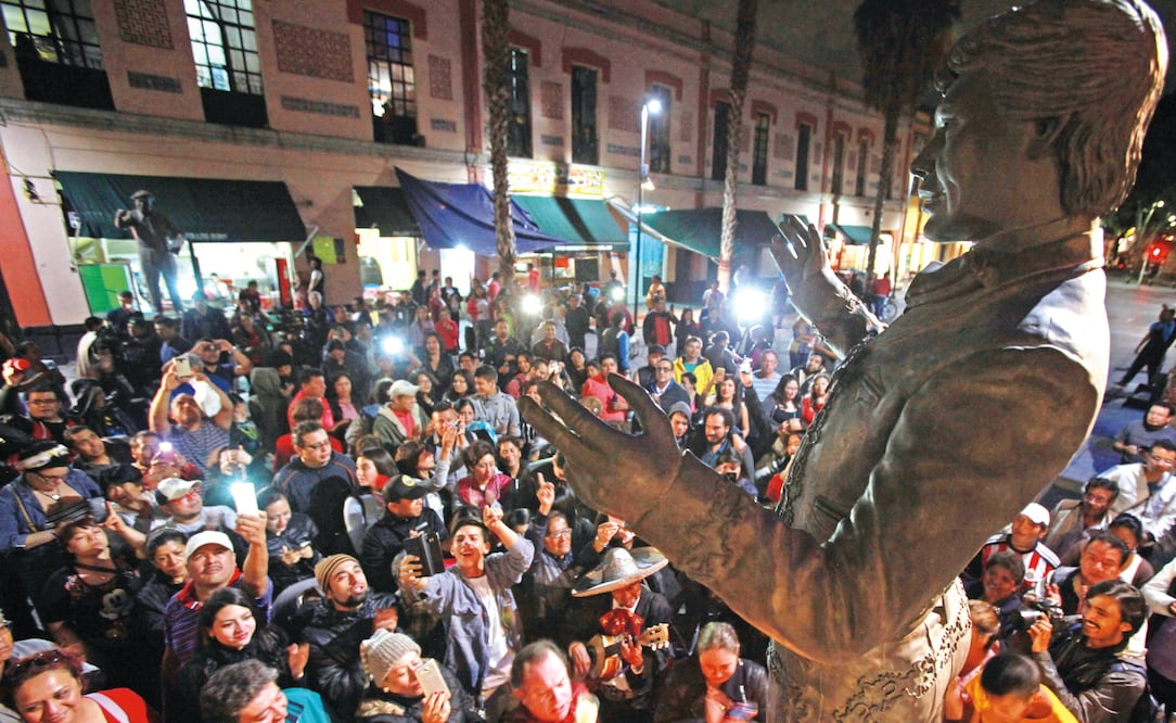 La noche del domingo decenas de personas se reunieron en Garibaldi, en torno a la estatua de Juan Gabriel que se encuentra en la plaza, para rendirle un homenaje al fallecido cantautor (MARIO GUZMÁN. EFE)