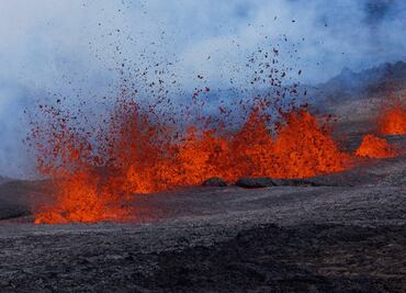 Video. Volcán Mauna Loa dispara impresionantes fuentes de lava de hasta 60 metros en Hawái