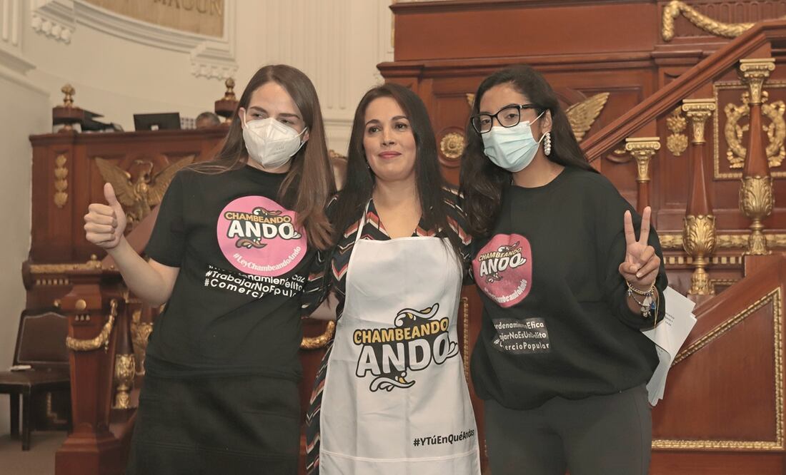 Silvia Sánchez Barrios (centro) comentó que ya se tienen las bases jurídicas para la aprobación de “ChambeandoAndo”. Foto: Berenice Fregoso. El Universal