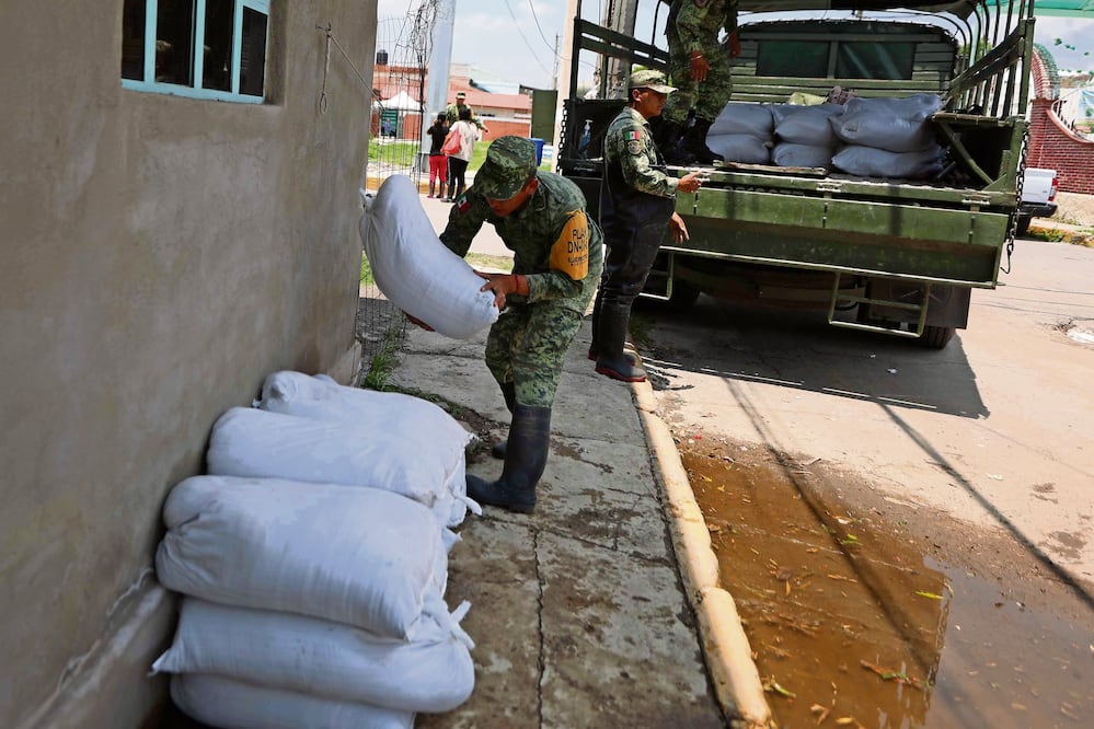 Elementos del Ejército recibieron material del ayuntamiento de Chalco para llevar a cabo la nueva estrategia para drenar la zona afectada. Foto: de DIEGO SIMÓN SÁNCHEZ. EL UNIVERSAL