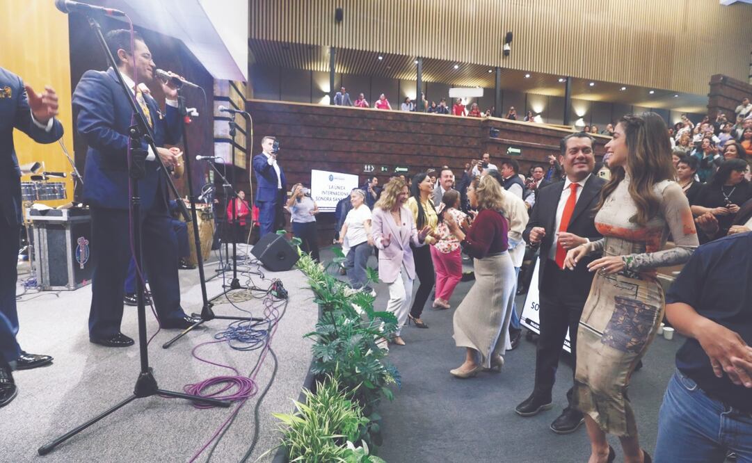 Mientras sus paisanos sufren por la pérdida de familiares y bienes, Sergio Gutiérrez exhibe sus mejores pasos al ritmo de la Sonora Santanera. Foto Especial