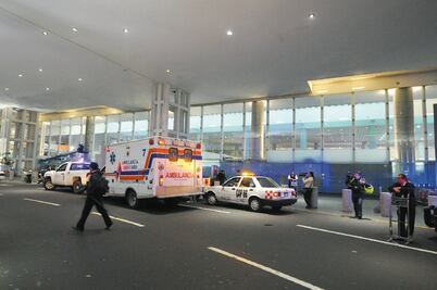 Detienen a 3 en AICM con dinero ilícito