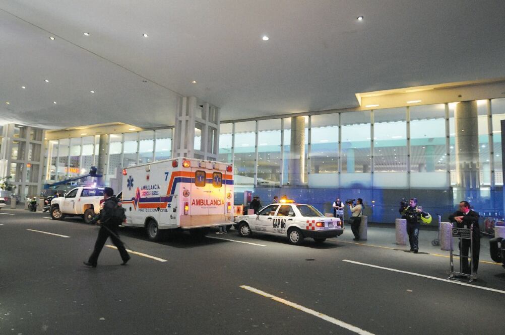 Los tres sospechosos fueron detenidos por oficiales de la Policía Federal a las afueras de la Terminal 1 del Aeropuerto Internacional de la Ciudad de México (ARCHIVO EL UNIVERSAL)