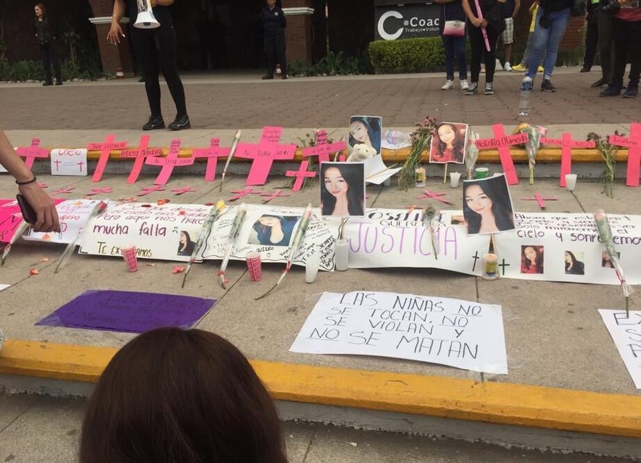 En un puente vehicular pusieron un altar en memoria de Josseline. FOTO: Emilio Fernández. EL UNIVERSAL