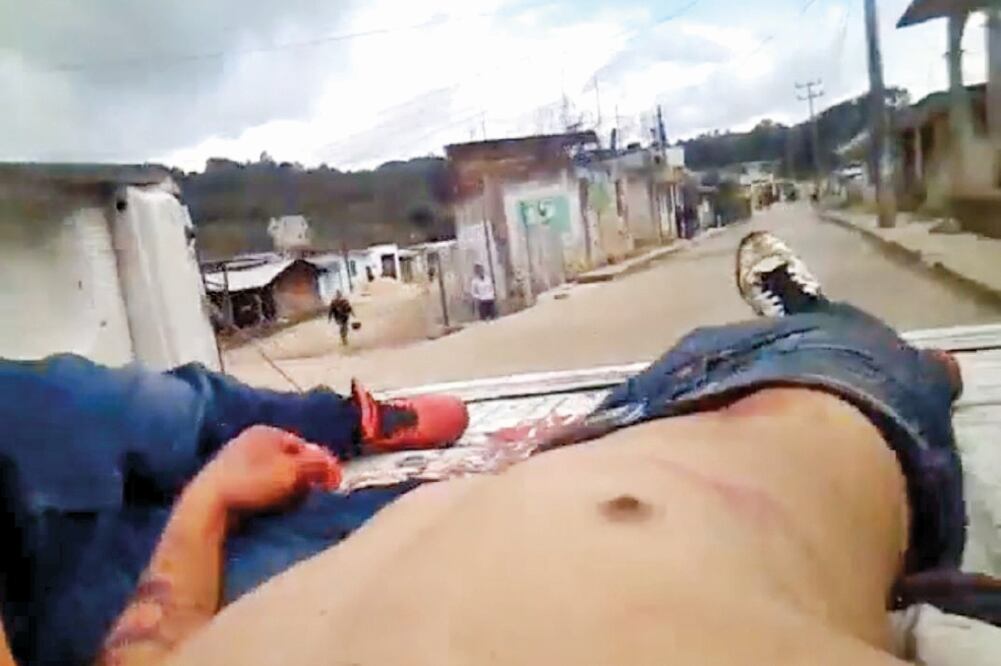 En una imagen difundida en un video se observa a un hombre herido, tras la trifulca que se suscitó sobre la carretera a San Cristóbal de las Casas (TOMADA DE VIDEO)