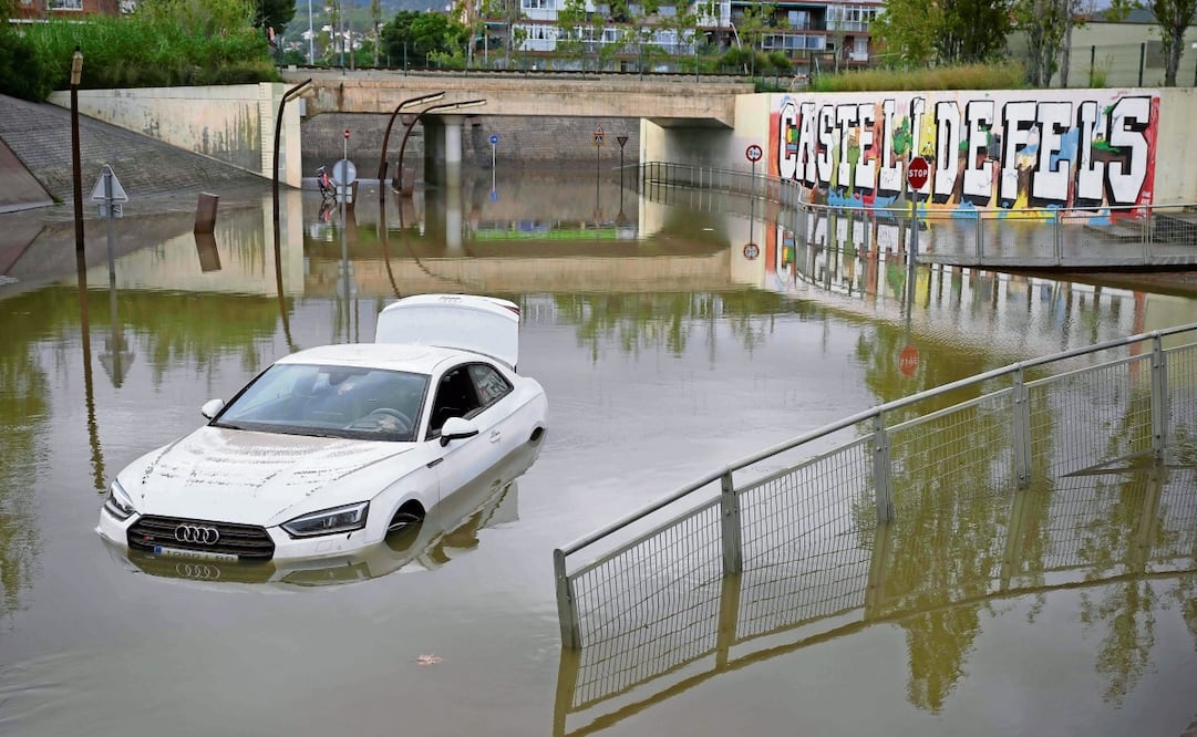Un auto flota en un suburbio de Castelldefels luego de las torrenciales lluvias que han afectado a Cataluña. Foto: Josep Lago | AFP