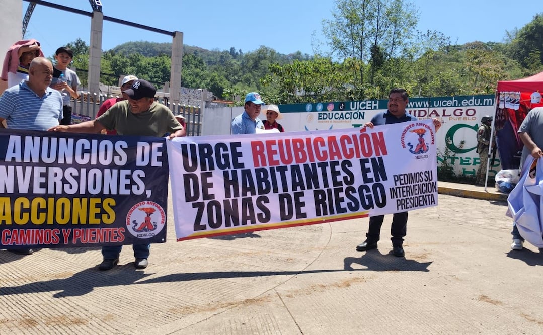 Pobladores de la región Otomi Tepehua manifiestan durante visita de la presidenta Claudia Sheinbaum. Foto: Especial