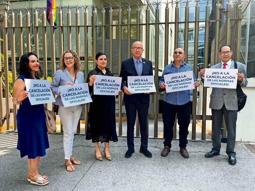 Los diputados, al salir de la sede de la OMS en México, Foto: Especial