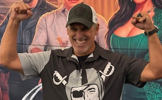 Julio Bracho cumple sueño de su niñez, protagoniza micronovela de los Raiders